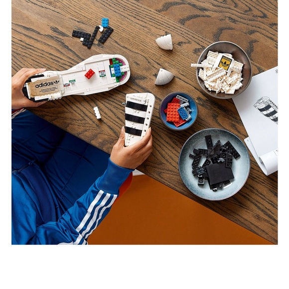 ******LEGO****ADIDAS Originals Superstar - Item# 10282-Toy (731 Pieces) Age 18+ - Picture 2 of 9